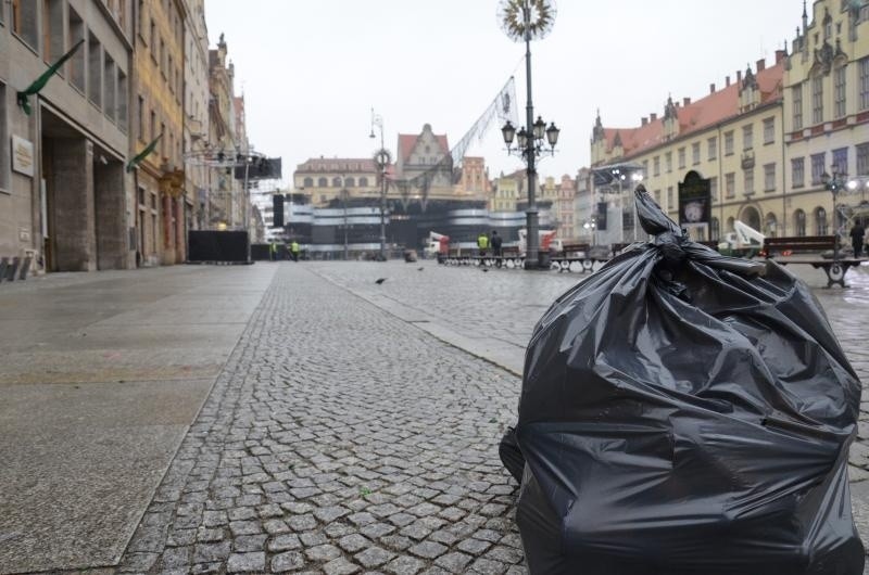 Sprzątali po sylwestrowej zabawie. Rynek czysty. Śmieci zalegały wokół (ZDJĘCIA)