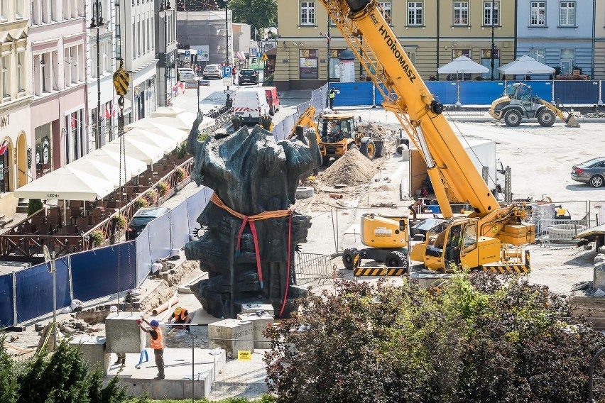 Stary Rynek ogrodzono, wjechał na niego ciężki sprzęt i się...