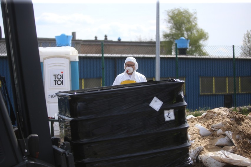 Niebezpieczne odpady ze składowiska w Brzezince w...