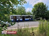 Wypadek autobusu w Katowicach. Samochód uderzył w latarnię. Ranni pasażerowie trafili do szpitala