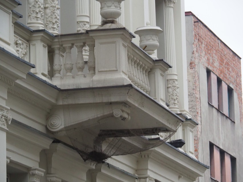 Uwaga na spadające balkony na ulicy Moniuszki. Rewitalizacja nie do końca udana. ZDJĘCIA