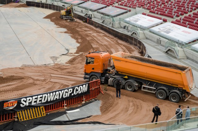 Na Stadionie Narodowym w Warszawie powstaje tor żużlowy