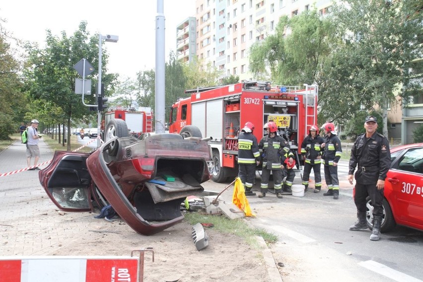 Wypadek na Szybowcowej. Dachował tam opel. 28.08.2015