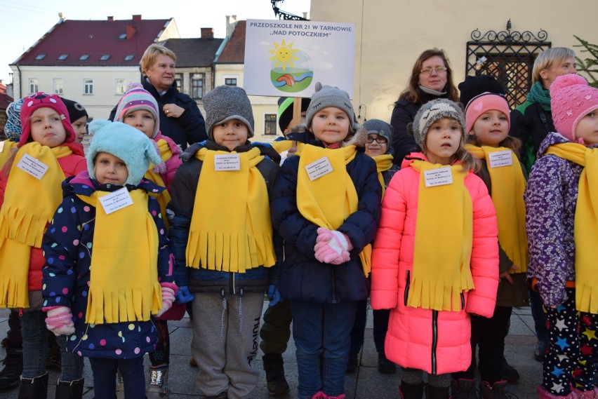 Tarnów. Przedszkolaki ubierały choinki na Rynku