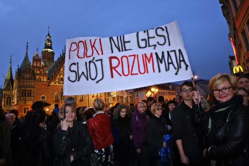 Czarny protest we Wrocławiu. Nawet 20 tysięcy kobiet manifestowało na Rynku
