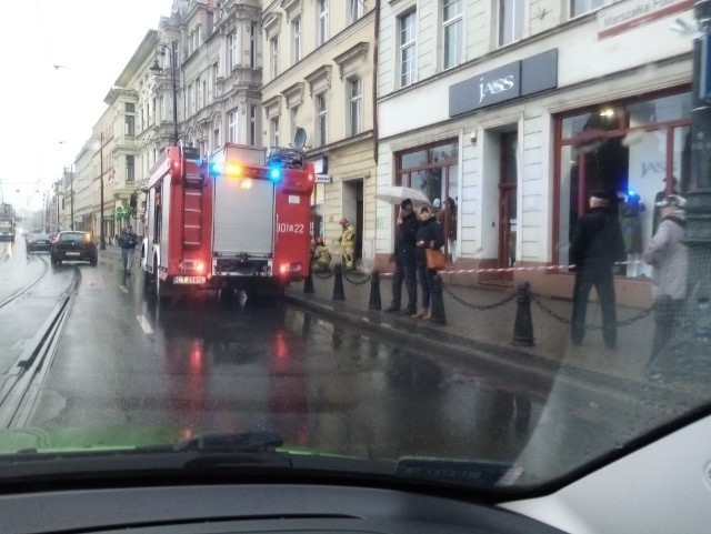 Dziś (09.11.) po godz. 13 w trzech miejscach w Bydgoszczy ulatniał się gaz. Do zdarzeń doszło w budynkach przy ul. Focha, Warszawskiej oraz w CH Focus.