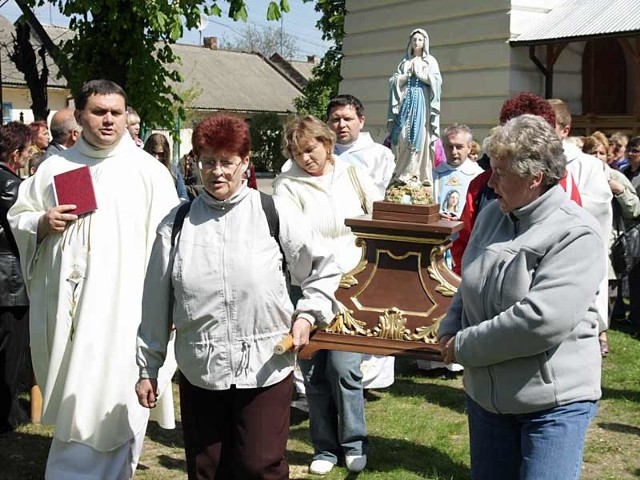 W procesji z placu do kościoła, figurę przenosiły kobiety, które przybyły do Sanktuarium po raz pierwszy.