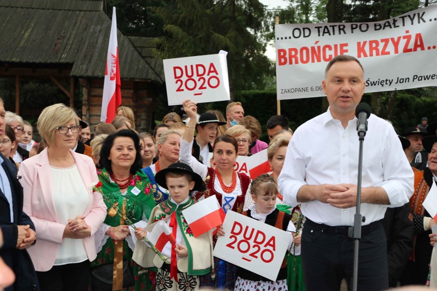 Podhale. Andrzej Duda na wiecu w Poroninie. Górale w odświętnych strojach zagrali mu na dudach [ZDJĘCIA]