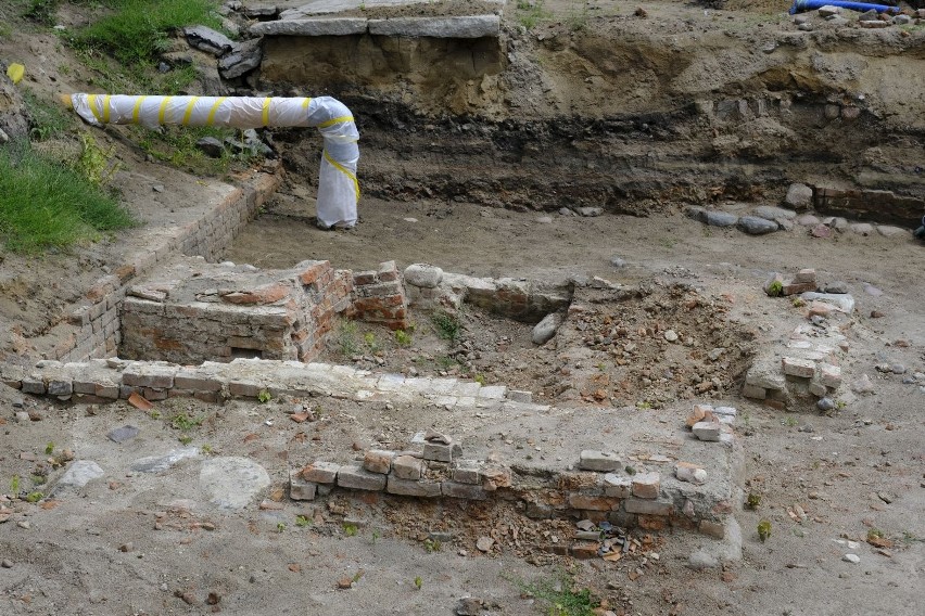 Archeolodzy usuwają współczesne warstwy gruntu, w drugiej...