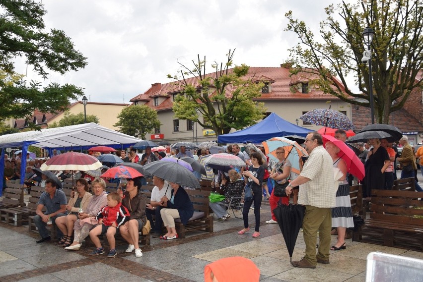 Seniorzy na koncercie Waweli. Krzeszowickie integracje z tańcami przed sceną [ZDJĘCIA]