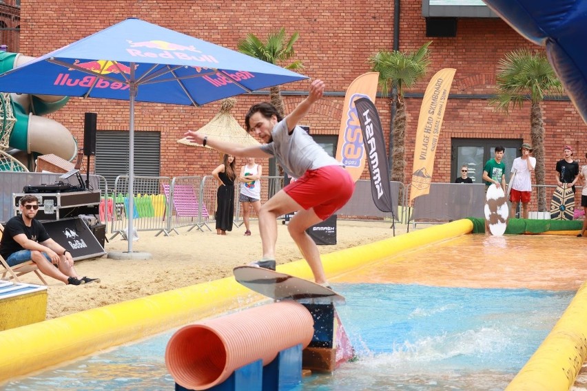 Urodziny w Łodzi w Manufakturze. Skoki na bungee i skimboarding na rynku Manufaktury