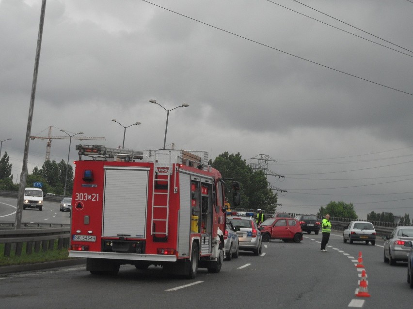 Wypadek na DTŚ w Katowicach. Kobieta uderzyła w barierkę [ZDJĘCIA]