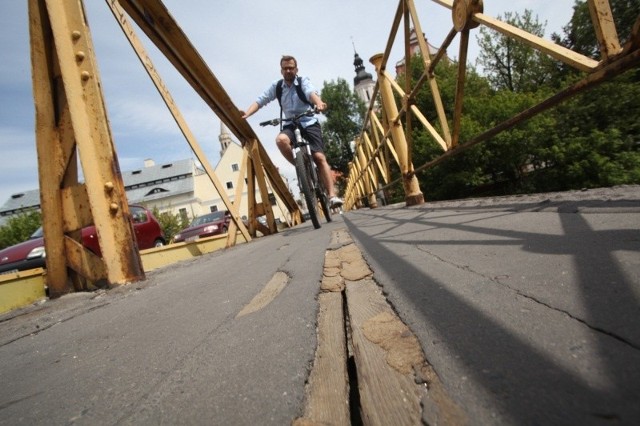 Trzeba wymienić drewnianą podbudowę, a także asfalt na chodnikach i jezdni.