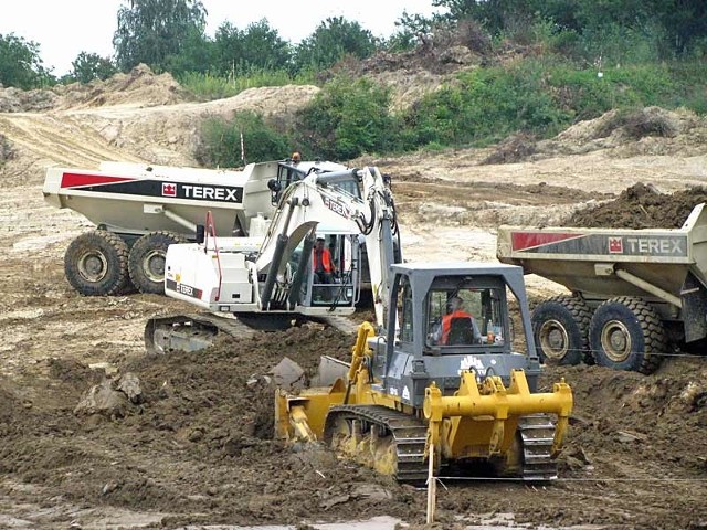 W oczekiwaniu na autostradę, trwają prace przy przebudowie krajowej "czwórki&#8221; i budowie obwodnicy Ropczyc. W połowie roku ogłoszony będzie przetarg na budowę odcinka autostrady od granicy z województwem małopolskim do Rzeszowa.