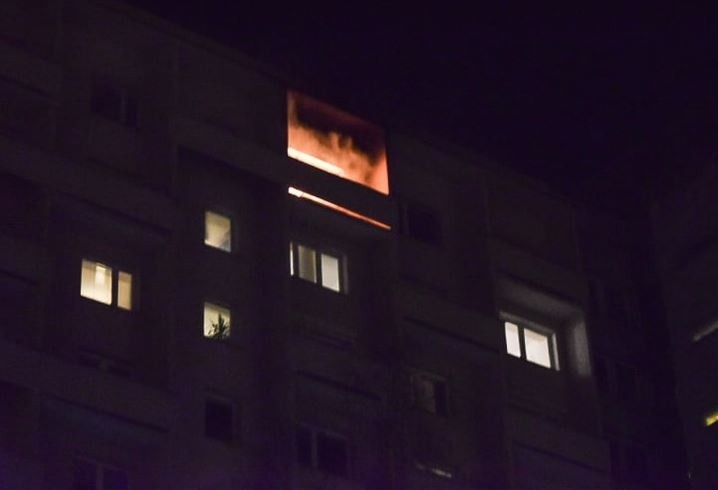Pożar na ul. Piotrkowskiej. Spłonęło mieszkanie na 10. piętrze wieżowca. 4 osoby ranne [zdjęcia]
