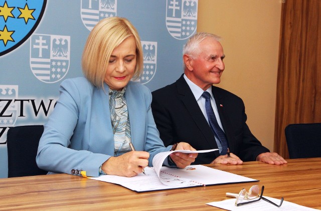 Umowę podpisywali wicemarszałek Renata Janik i członek zarządu województwa Marek Jońca - były burmistrz Koprzywnicy