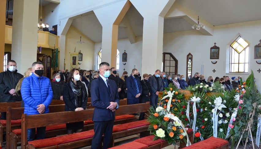 Pogrzeb Jana Kozy, wieloletniego sołtysa Mąchocic-Scholasterii. "Do życia podchodził z naturalną radością" [ZDJĘCIA]