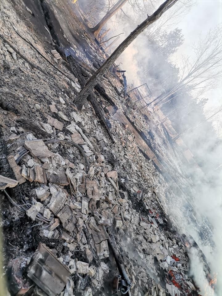Pożar nad Zalewem Siemianówka. Strażacy nadal dogaszają zgliszcza 13 budynków, które spłonęły po pożarze łąk i lasu [ZDJĘCIA]