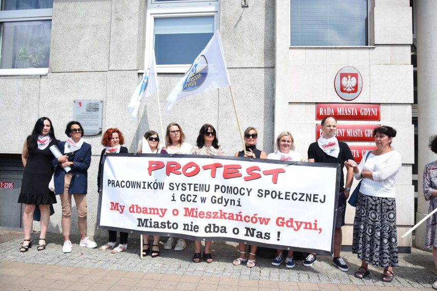 Pracownicy pomocy społecznej w Gdyni protestują. "Rozmowy z...