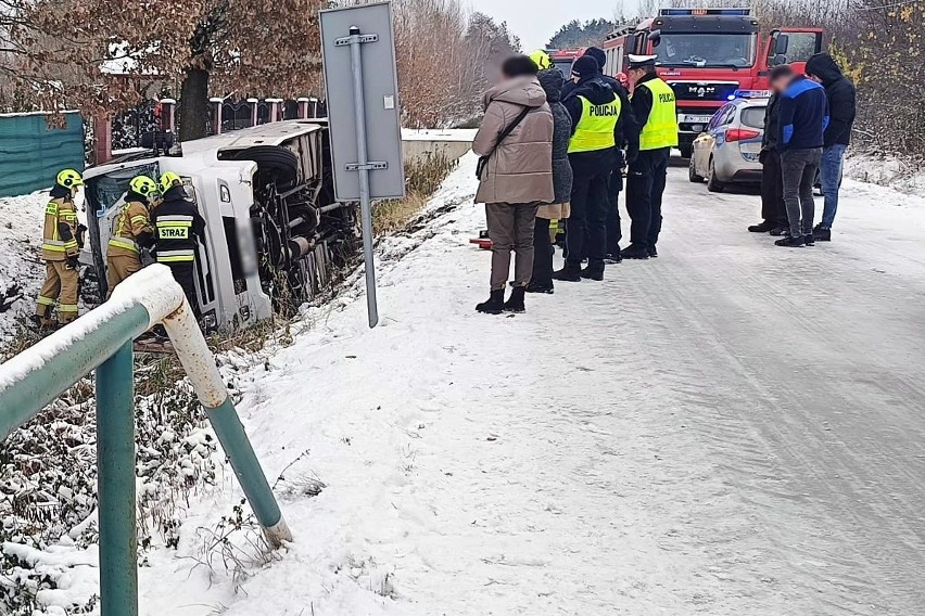 Groźnie wyglądający wypadek w miejscowości Grochowe. Bus przewożący uczniów wpadł do rowu. Czworo dzieci odwieziono do szpitala [ZDJĘCIA]