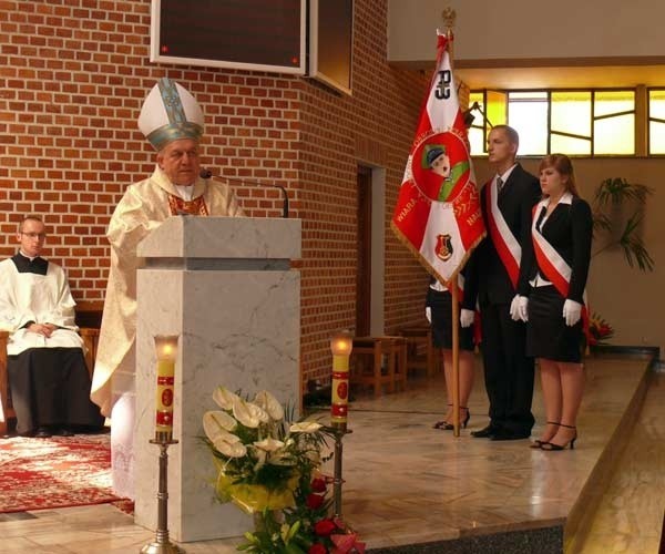 Biskup Edward Frankowski podczas mszy na rozpoczęcie jubileuszu szkoły.
