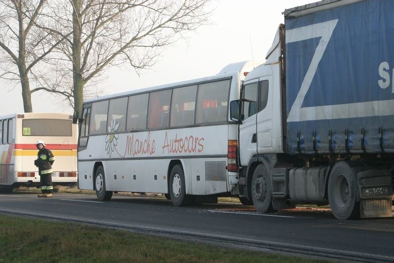 Ciężarówka wjechała w autobus, którym podróżowały dzieci