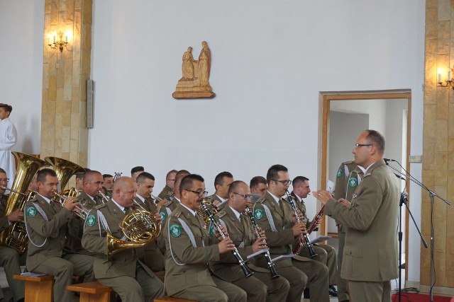 Kompania Reprezentacyjna Orkiestry Straży Granicznej dała koncert w kościele w Szydłówku oraz pokaz musztry paradnej.