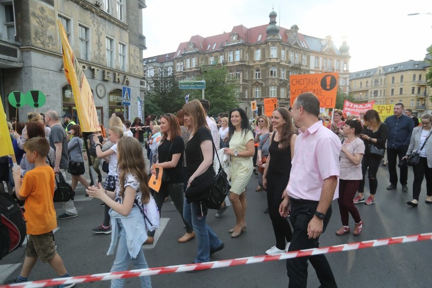 Marsz z wykrzyknikiem i manifestacja. Nauczyciele znów na ulicach Szczecina [ZDJĘCIA, WIDEO]