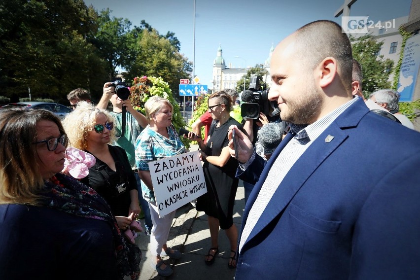 Awantura przed kościołem w Szczecinie o pedofilię i dziecięce buciki [ZDJĘCIA, WIDEO]