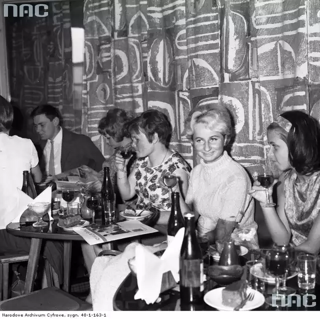 Spotkanie Związku Młodzieży Socjalistycznej w restauracji "Hawana" w Warszawie.  Zobacz zdjęcie w zbiorach NAC 