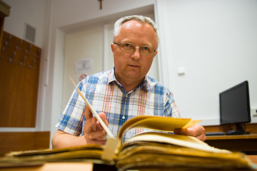 W teczce jest 150 powojennych dokumentów - pokazuje Jarosław...