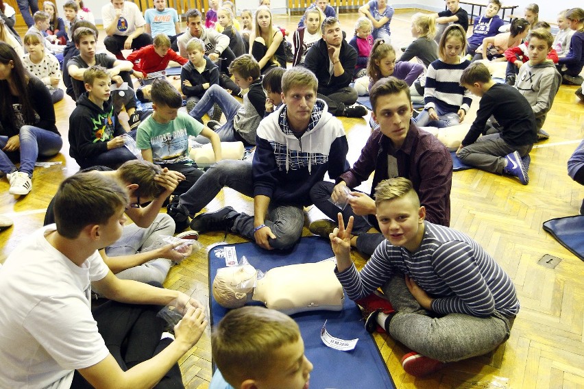 Uczniowie z Małopolskiej też bili rekord Guinessa. Żeby uczyć się ratować innych [zdjęcia, wideo]