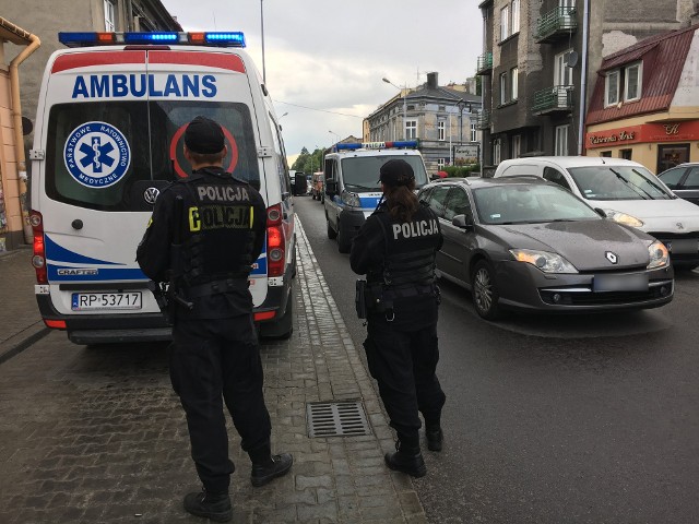 Policjanci pracują na miejscu wypadku na ul. Grunwaldzkiej w Przemyślu. W poniedziałek po godz. 16 kierująca renault potrąciła poza przejściem dla pieszych młodego mężczyznę. Pieszy doznał urazu nogi i został przetransportowany do szpitala.Aktualizacja godz. 19.30- Kierująca renault, 45-letnia przemyślanka jechała ul. Grunwaldzką w stronę centrum miasta. Z prawej strony na jezdnię wtargnął 25-letni pieszy - powiedział podkom. Damian Brzyski z KMP w Przemyślu.Młody mieszkaniec Przemyśla i kierująca, byli trzeźwi.