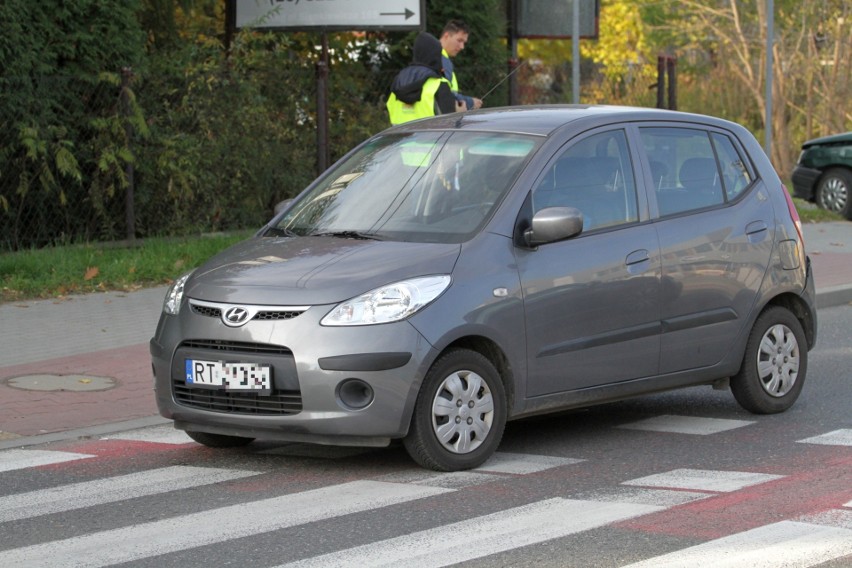 Wypadek w Tarnobrzegu. Dwie osoby zostały przewiezione do szpitala (ZDJĘCIA)