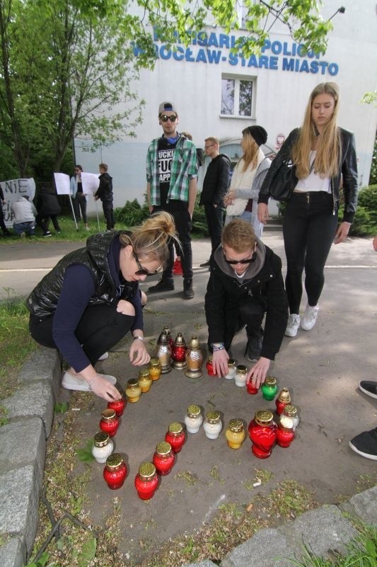 Około 100 osób protestowało pod komisariatem policji Wrocław...