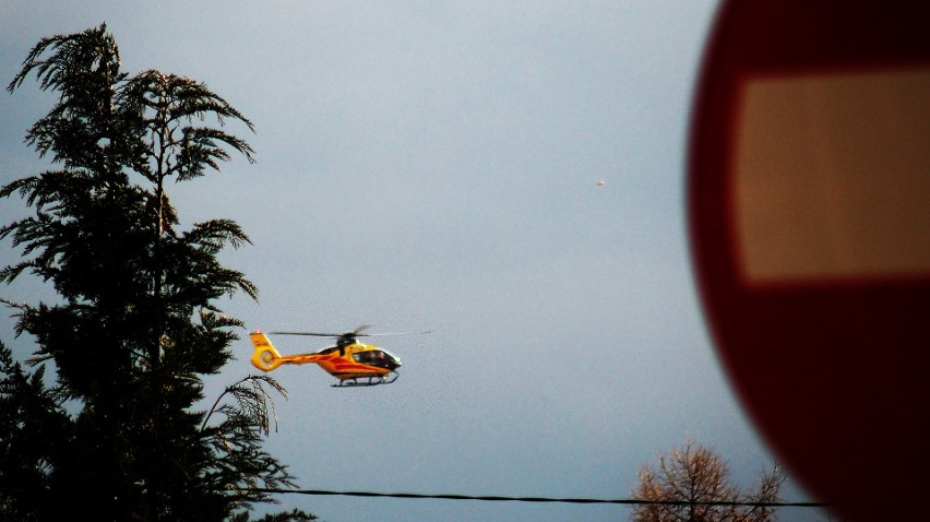 Krynica-Zdrój/ Nowy Sącz. Dziecko na sankach wjechało w drzewo. Wezwano helikopter