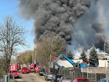 Wielki pożar składowiska opon w Koninie. Z ogniem walczyło kilkadziesiąt zastępów straży pożarnej
