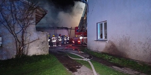 Od wczoraj (25 kwietnia) strażacy walczą z pożarem obory w miejscowości Karzcino (gm. Słupsk). Na szczęście nikt nie ucierpiał, a przed przyjazdem służb udało się wyprowadzić z budynku kilkadziesiąt zwierząt gospodarskich.