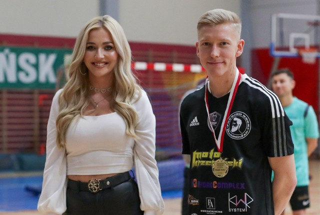 Kacper Rogoziński i Agata Simlat, która wręczała nagrody dla najlepszych zawodników i zespołów turnieju.