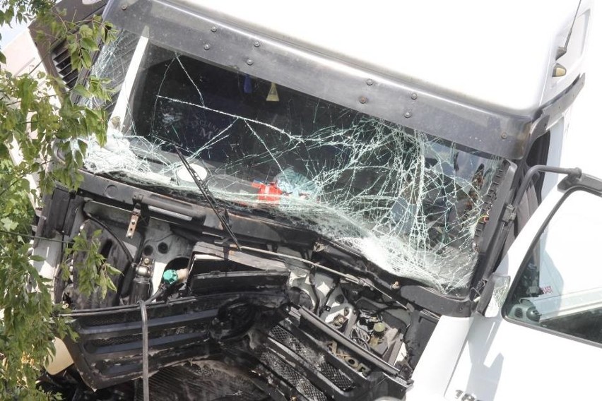 Krotoszyn: Ciężarówka uderzyła w drzewo