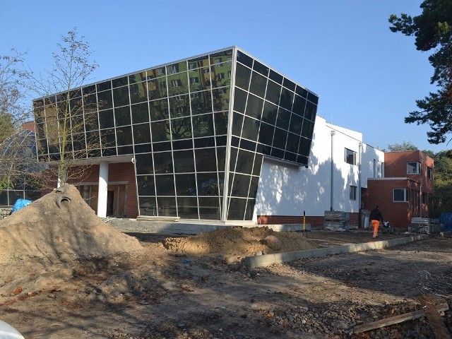 Tak wygląda Soleckie Centrum Kultury w rozbudowie dzisiaj.  Budowlańcy zakończą roboty w listopadzie,  do końca kwietnia zakończą się prace wewnątrz obiektu i jego wyposażanie