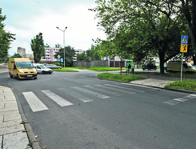 Przejście dla pieszych przy dotychczasowym Gimnazjum nr 6 (od września VI LO) w rejonie ul. Kutrzeby - Dąbka trzeba odmalować