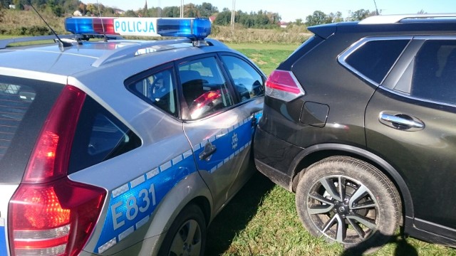 Funkcjonariusze ze Wspólnej Polsko - Niemieckiej Placówki Straży Granicznej w Świecku wspólnie z funkcjonariuszami Policji z Rzepina zatrzymali samochód marki Nissan X-Trail skradziony w Niemczech.W poniedziałek, 9 października, funkcjonariusze z polsko-niemieckiej placówki straży granicznej w Świecku ruszyli w pościg za samochodem, który nie zatrzymał się na wezwanie funkcjonariuszy.Funkcjonariusze SG powiadomili także policjantów, w którym kierunku ucieka kierowca terenowego nissana. Stwarzał on duże zagrożenie w ruchu. Widząc, że nie ucieknie, w pewnym momencie zjechał z drogi i próbował uciekać przez pole. Podczas próby zablokowania pojazdu, ścigany kierowca usiłował staranować policyjny radiowóz. Ostatecznie pojazdy funkcjonariuszy skutecznie zablokowały nissana, uniemożliwiając dalszą ucieczkę. Mężczyzna został obezwładniony i zatrzymany. Kierowcą okazał się 58-letni mieszkaniec województwa mazowieckiego. Uciekał ponieważ pojazd został skradziony na terytorium Niemiec. Wartość odzyskanego Nissana X-Trail oszacowana została na 110 tysięcy zł. Auto zabezpieczono, a zatrzymanego mężczyznę przekazano funkcjonariuszom z KPP w Słubicach. W tym roku funkcjonariusze Nadodrzańskiego Oddziału SG odzyskali już ponad 50 kradzionych samochodów.Przeczytaj też:   Tragedia. W pożarze kamienicy zginęła jedna osoba