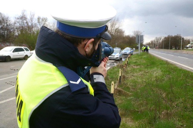 19-latek nie zatrzymał się do kontroli drogowej, bo – jak się okazało – nigdy nie miał uprawnień do kierowania pojazdami. Za złamanie przepisów będzie musiał słono zapłacić/zdjęcie ilustracyjne