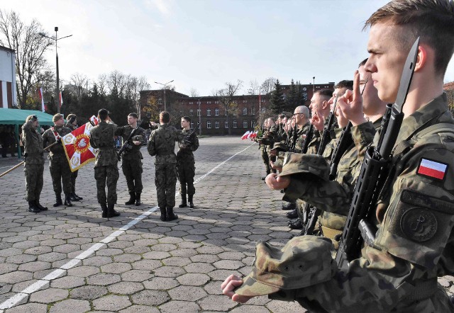 W koszarach przy ul. Dworcowej w Inowrocławiu przysięgę wojskową złożyli żołnierze Wojsk Obrony Terytorialnej