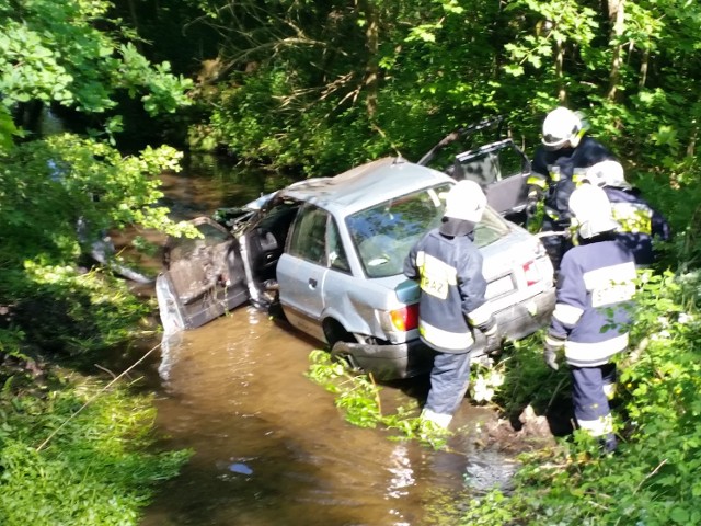 W piątek, koło godz. 15.40, w miejscowości Gorzyno (gm. Główczyce), na trasie Stowięcino - Lębork, doszło do dachowania samochodu osobowego marki audi. Na miejsce wysłano służby ratownicze i policję. Jak informują służby, samochód z niewiadomych przyczyn zjechał z drogi, stoczył się ze skarpy, dachował i wpadł do rzeki. Dwie osoby trafiły do szpitala. W akcji pomagały również zastępy z OSP Potęgowo i OSP Główczyce.