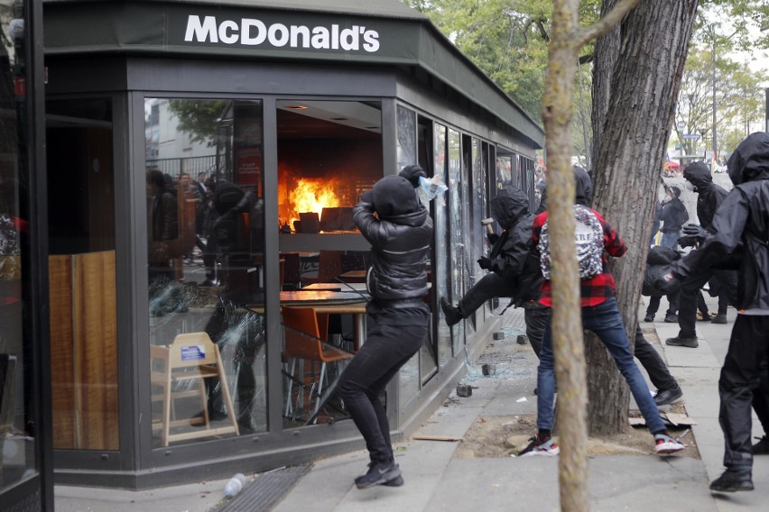 Święto Pracy 2018. Francja: Protesty w Paryżu zamieniły się w gwałtowne zamieszki [ZDJĘCIA] [WIDEO] 109 osób zostało zatrzymanych