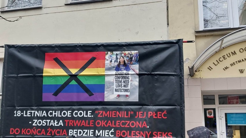 "Prawda o LGBT znowu pod Zamoyem". Działacze pro-life pikietowali pod II LO w Lublinie