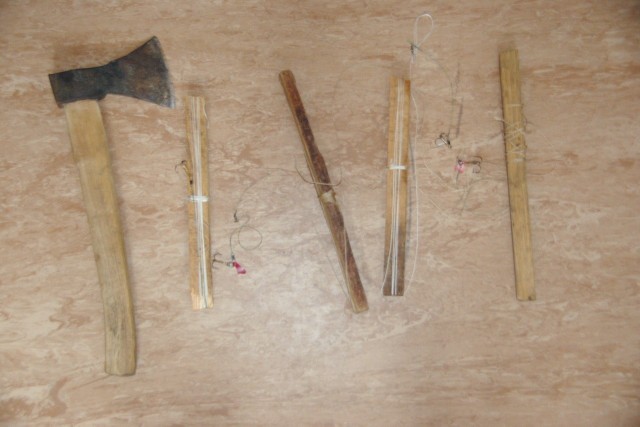 Funkcjonariusze zabezpieczyli 12 sznurów hakowych, siekierę, przynęty wędkarskie, a także  dwie sztuki szczupaka.