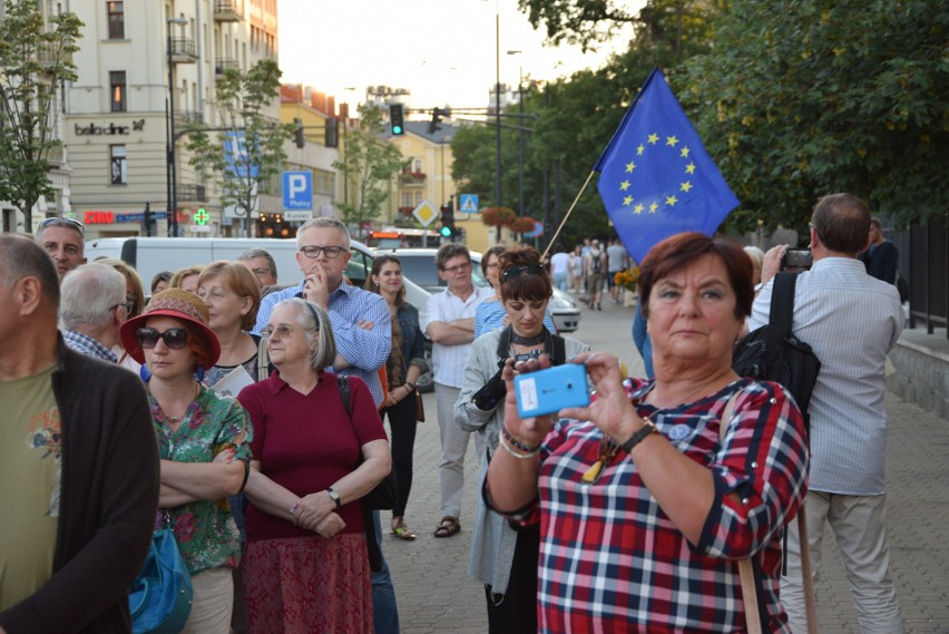 Kolejna pikieta KOD w Lublinie. "Wyrażamy szacunek za postawę polskich sędziów" (WIDEO, ZDJĘCIA)                                   